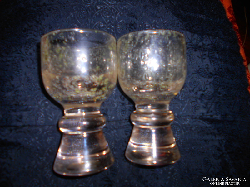 2 thick glass glasses with a bubble base with a solid bottom