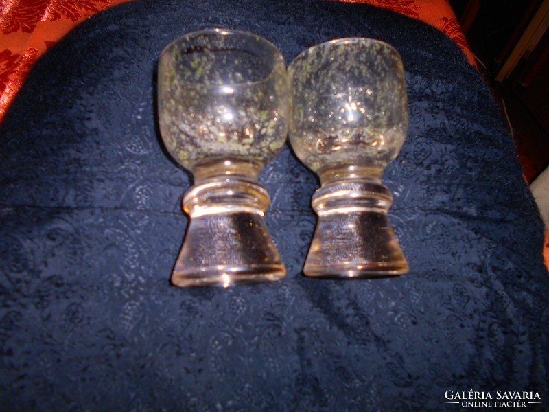 2 thick glass glasses with a bubble base with a solid bottom