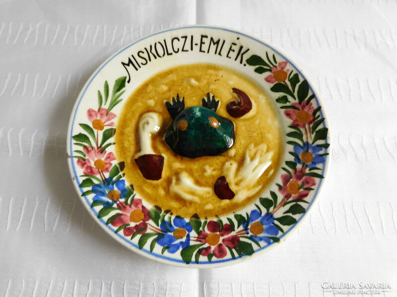 Milskolczi emlék - Hollóházi riolit  tányér "Pislog mint a miskolci kocsonyában a béka"