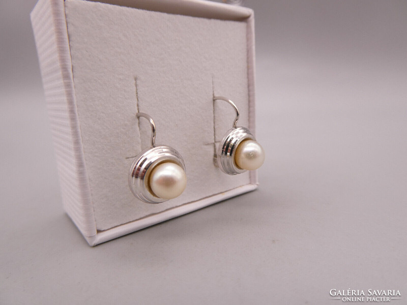 Art deco white gold earrings with a pair of pearls