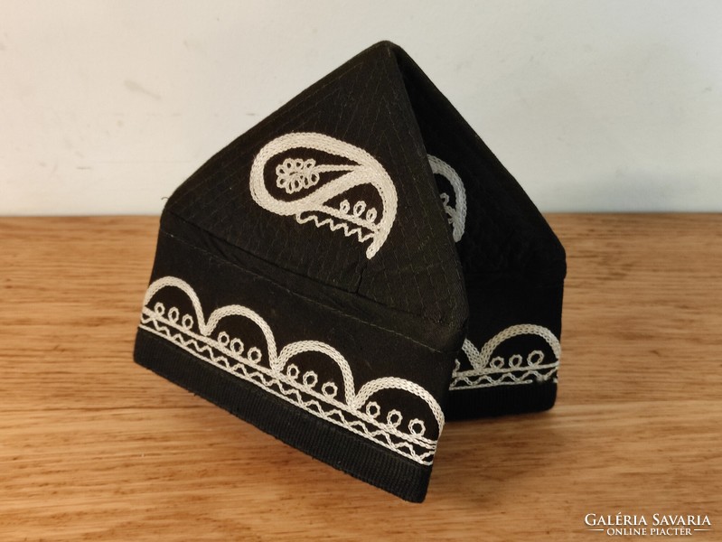 Tökéletes állapotú fehérrel hímzett fekete tubetejka népviselet kalap