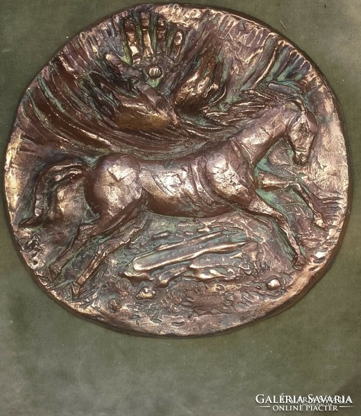 R. Törley Mária (1950) Krisztustól elforduló ló. 15 cm átmérőjű bronzírozott kis dombormű.