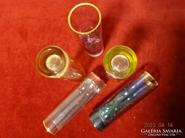 Likőrös üvegpohár, színes üveg, arany szegély, öt darab. Jókai.