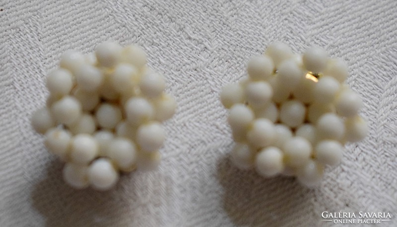 Old clip, earring retro bijou 2.3 cm white pearls
