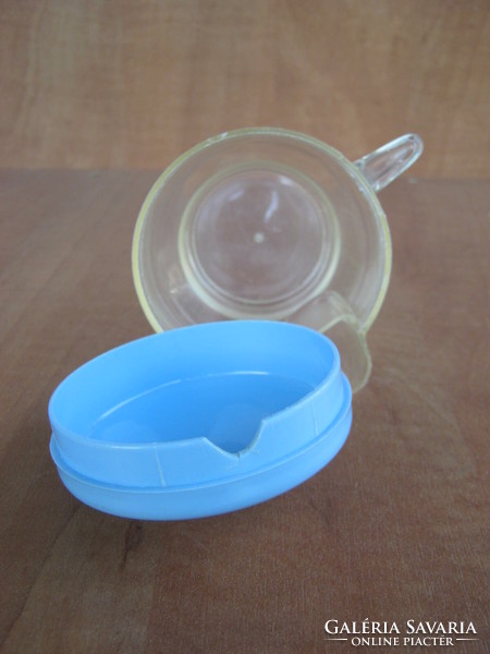 Retró műanyag fedeles csőrös pohár