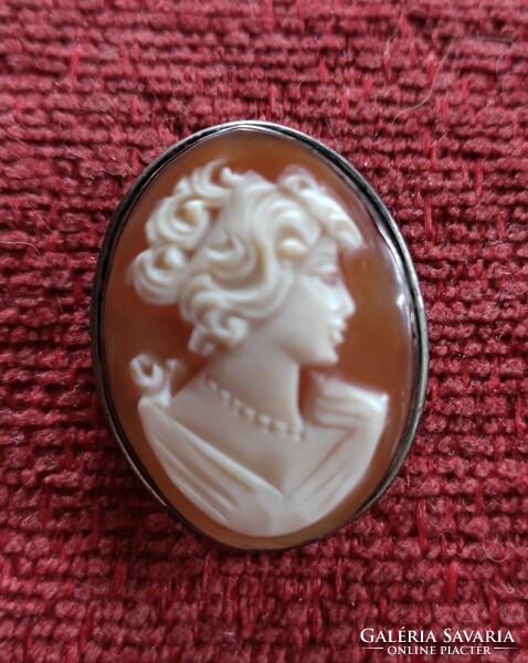 Cameo brooch, pendant in a silver socket