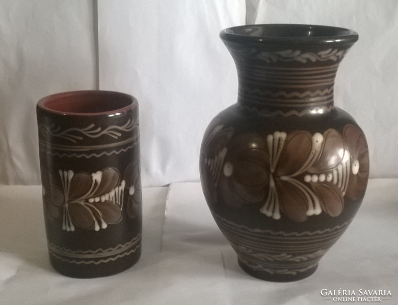 Set of 2 flower-patterned ceramic vases