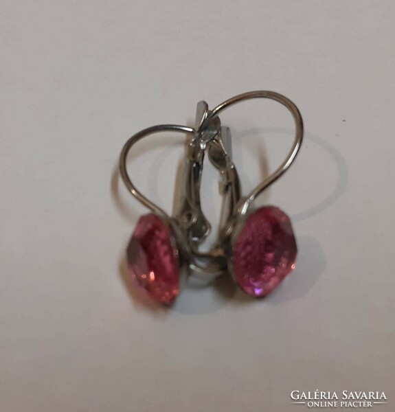 Hook-on earrings in good condition with a pendant studded with a polished rose-colored stone