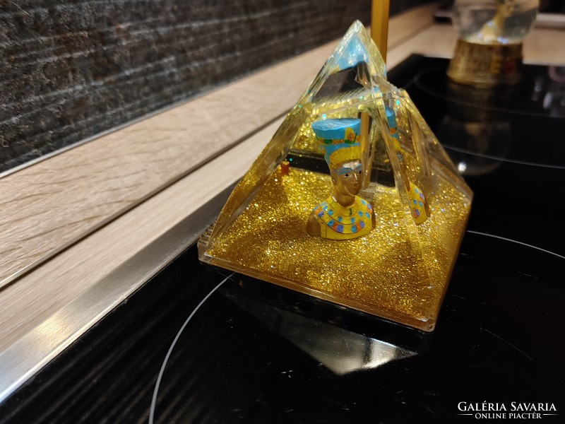 Egyiptomi fáraó Nefretiti arany "Hógömb"  tolltartó asztaldísz