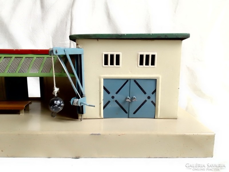 Antique old Kibri 0 model railway station baggage loading crane building us zone 1945-49 field table