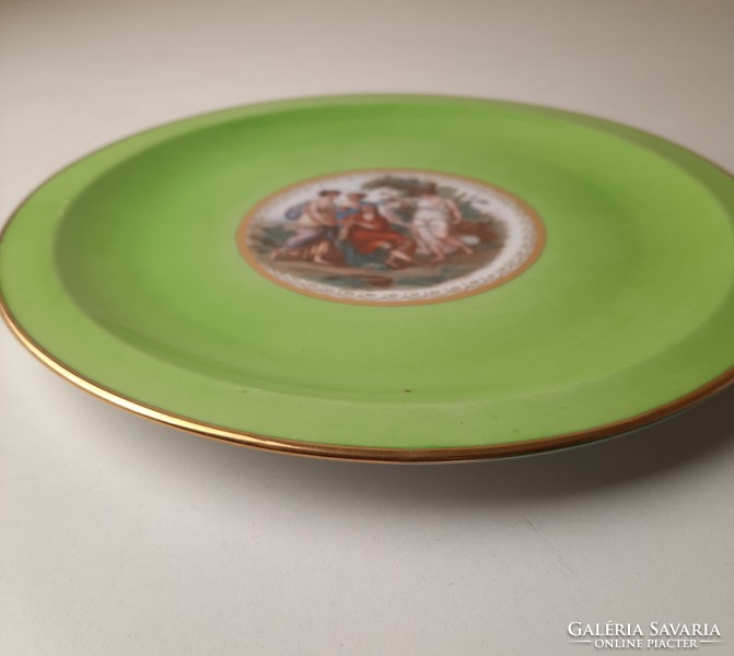 Antik jelenetes (4 alakos) porcelán süteményes tányér, zöld, arany széllel