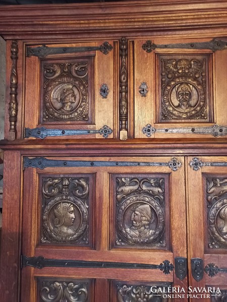 Antik egyedi figurálisan díszített reneszánsz stílusú szekrény