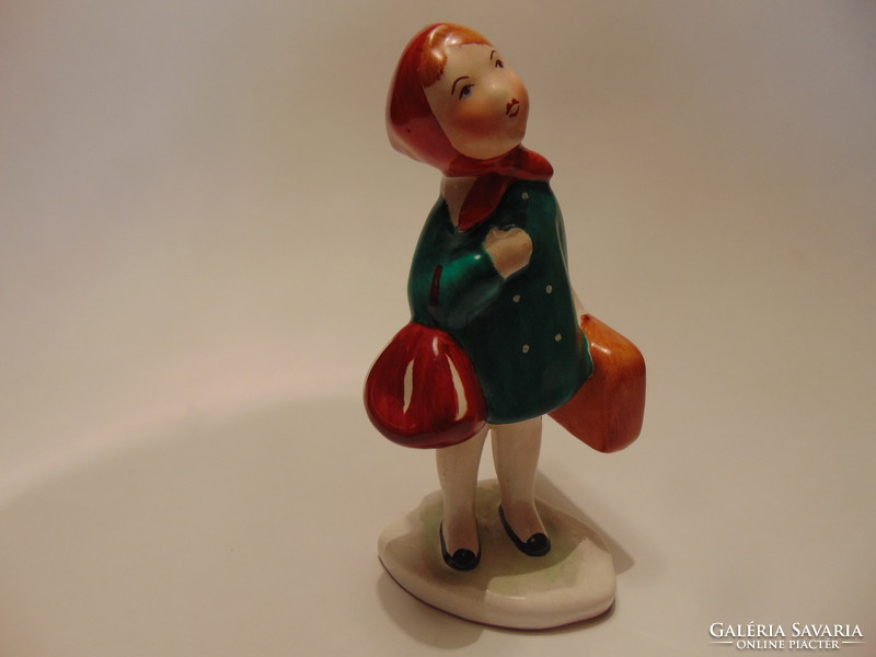Traveling little girl Bodrogkeresztúr ceramics