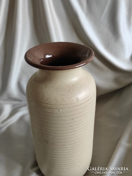 Henger alakú kávé és bézs mázas klasszikus retro kerámia váza Inke László és Márta hagyatékából