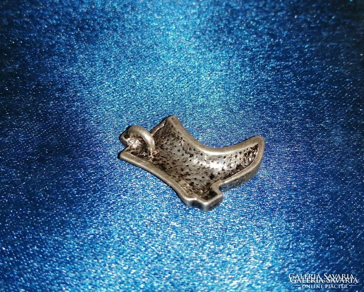 Cowboy boots with metal pendant