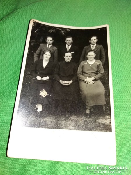 Antik fotó és a belőle készült képeslap Családi csoportkép a képek szerint
