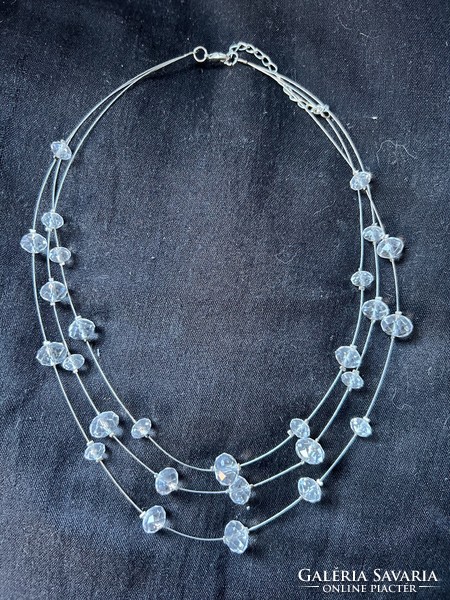 Ezüst színű fém szálra fűzött háromsoros üveg hatású csillogó gyöngyös nyaklánc, bizsu