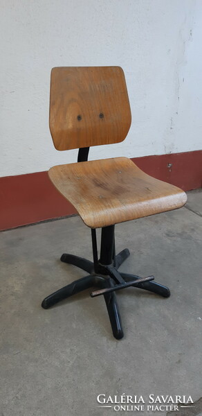 Retro swivel chair with footrest
