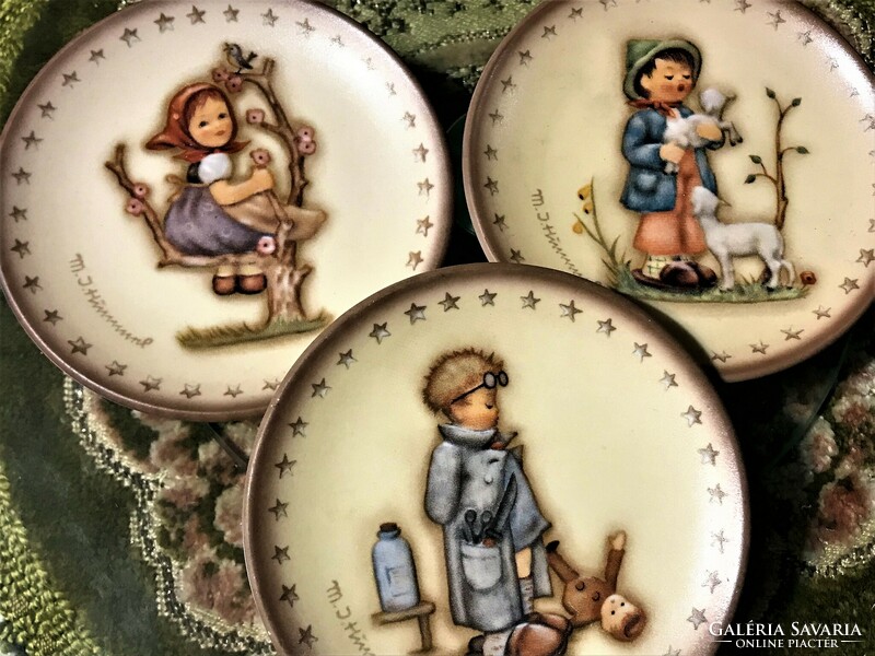 Beautiful decorative plates from Hummel and Goebel. 3 pieces, 2 of them in their original box.