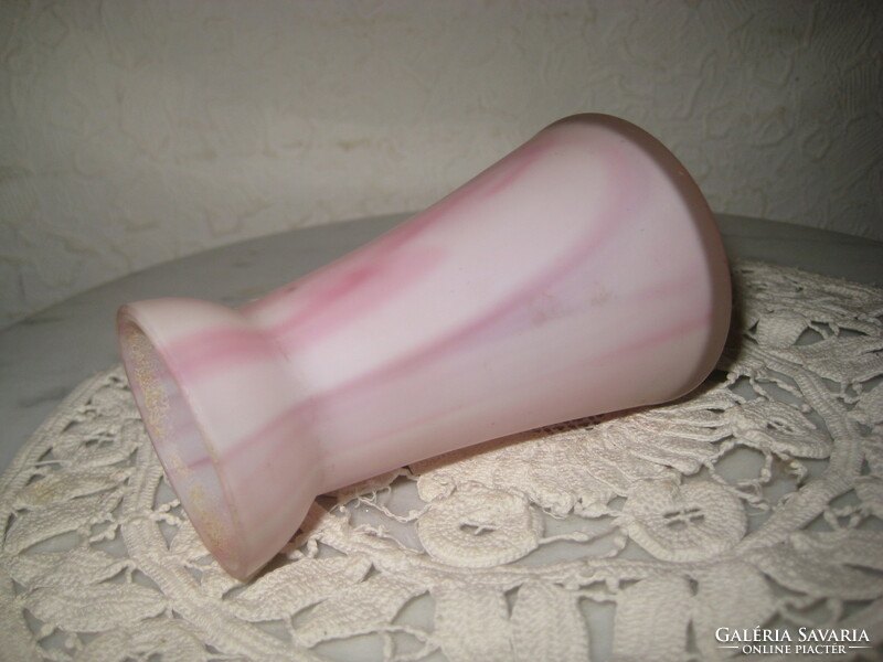 Antik ,  rózsaszínű erezett  szép  homok színű üveg  kis váza ,   5,5 x 8,5 cm
