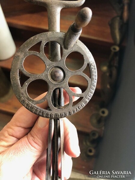 XX. Bronze whisk from the beginning of the century, 21 cm long.