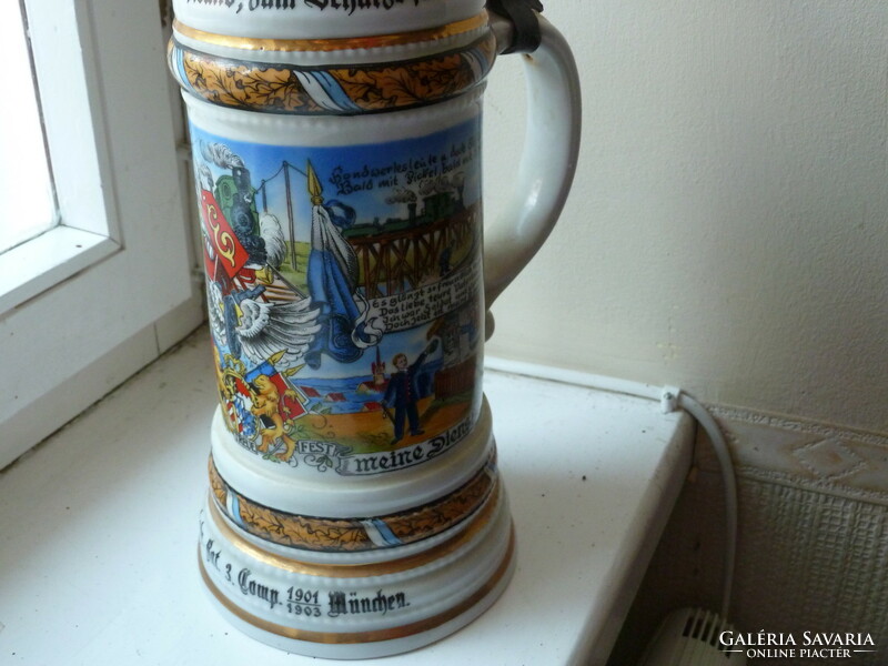 Beer mug with lid