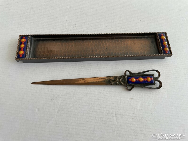 Retro, vintage iparművész réz tálca és levélbontó, levélnyitó, papírvágó kés tűzzománc díszítéssel