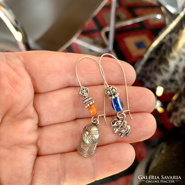 Long fun asymmetrical summer hoop earrings, the jewelry is from the 1980s, vintage!