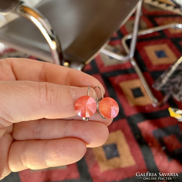 Lazac rózsaszín akasztós vintage fülbevaló, az ékszer 1980-as évekből származik, üveggyöngyökből
