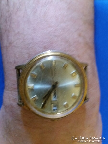 Old timex date display men's mechanical watch works without a strap as shown in the pictures