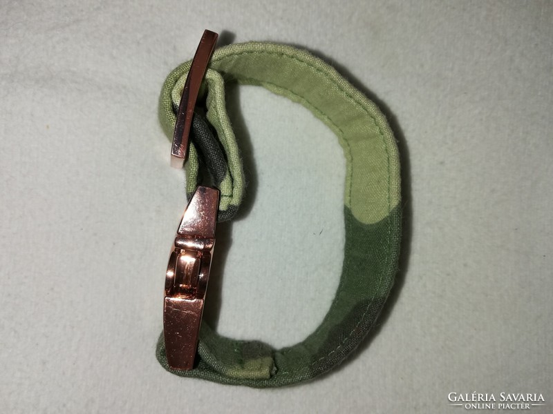 Field-colored pet collar with rose gold-colored clasp
