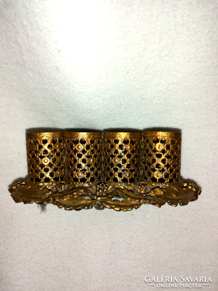 Vintage bronze colored decorative candle holder with leaf pattern