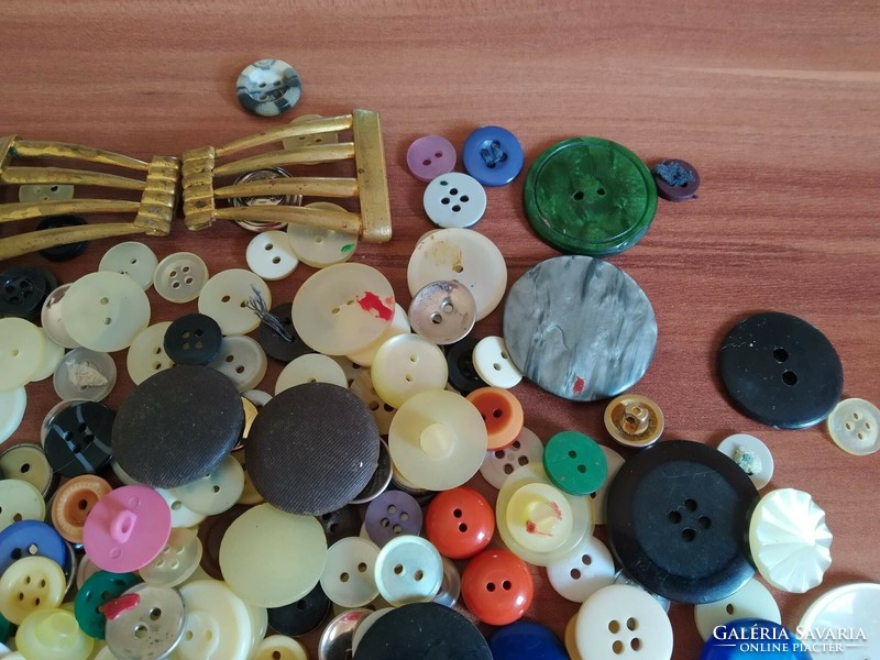 Mixed buttons and an old buckle, minimum 350 pcs.