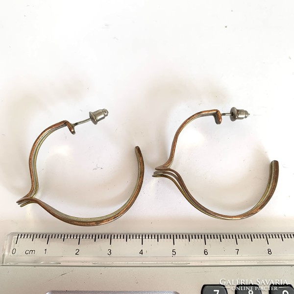 Striking metal large hoop vintage earrings, the jewelry is from the 1980s
