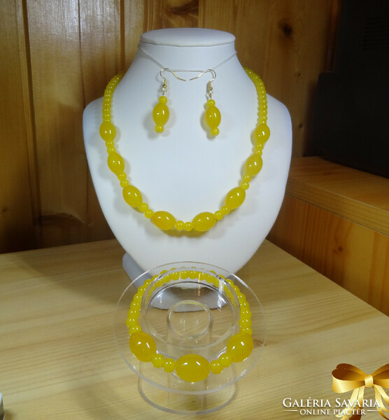 High luster polished jade mineral jewelry set, very beautiful.