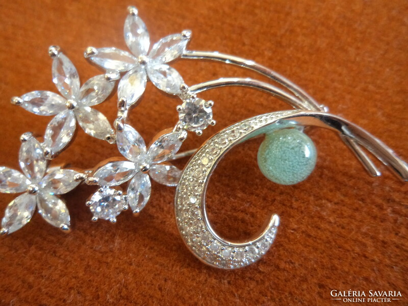 ​New beautiful brooch Decorated with crystals (?), filigree decoration.