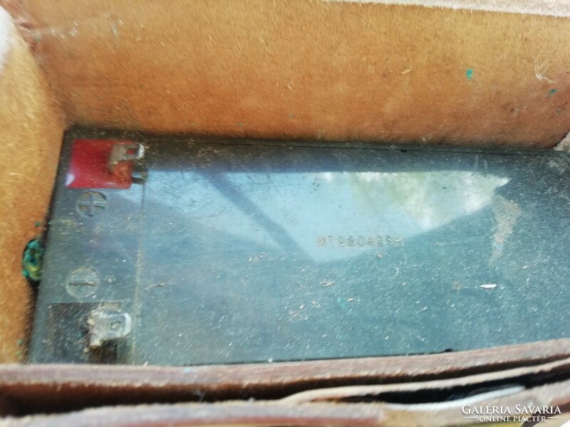 Régi katonai akkumulátor eredeti bőr táskájában