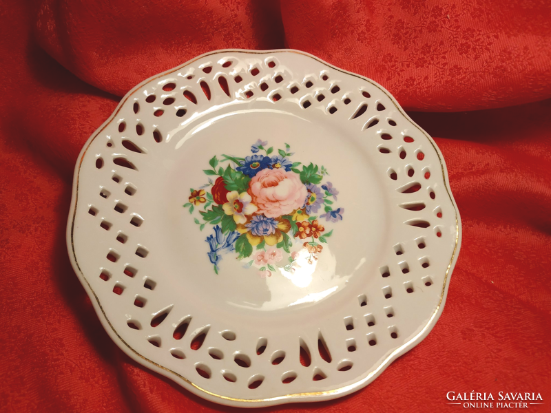 Virágmintás porcelán lyukacsos tányér