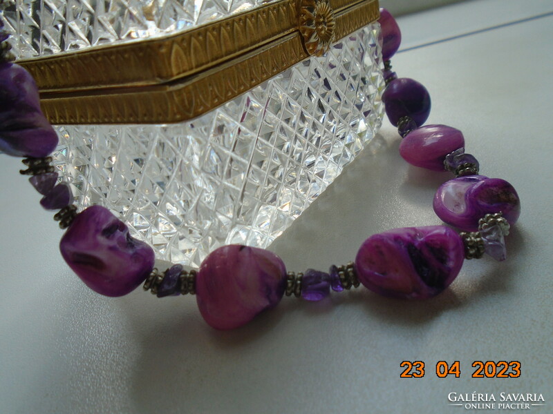 Különleges Lila-rózsaszín gyöngykagyló,ametiszt  és ezüst színű csipkézett gyöngyökkel nyakék