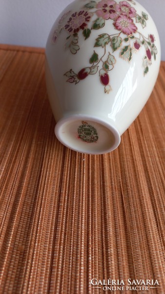 Zsolnay jelzett,számozott, vajszínű virágmintás kézi festésű hasas váza, eredeti, 15,5 X 9 cm