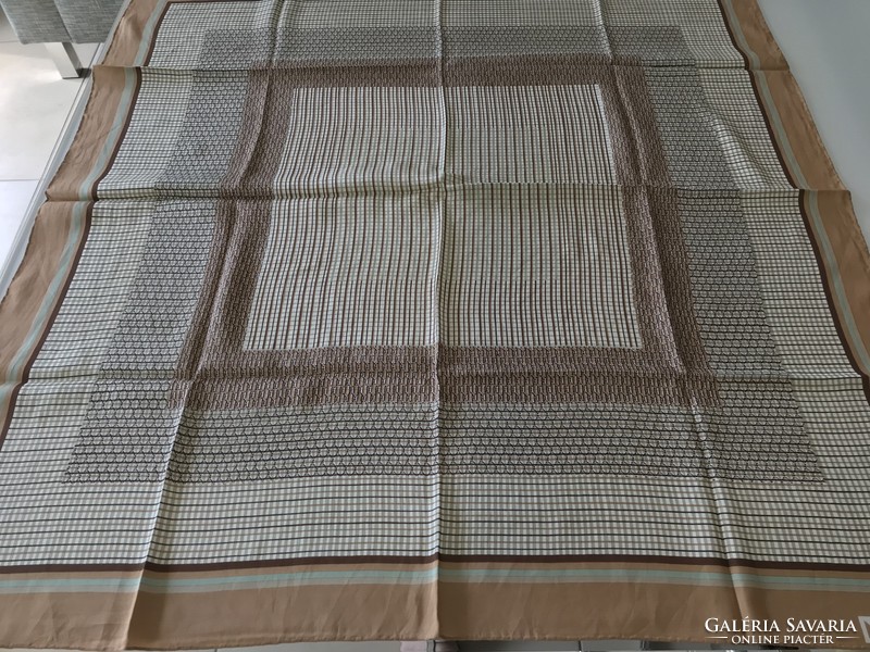 Selyemkendő diszkrét mintával, finom pasztell színekkel, 87 x 83 cm