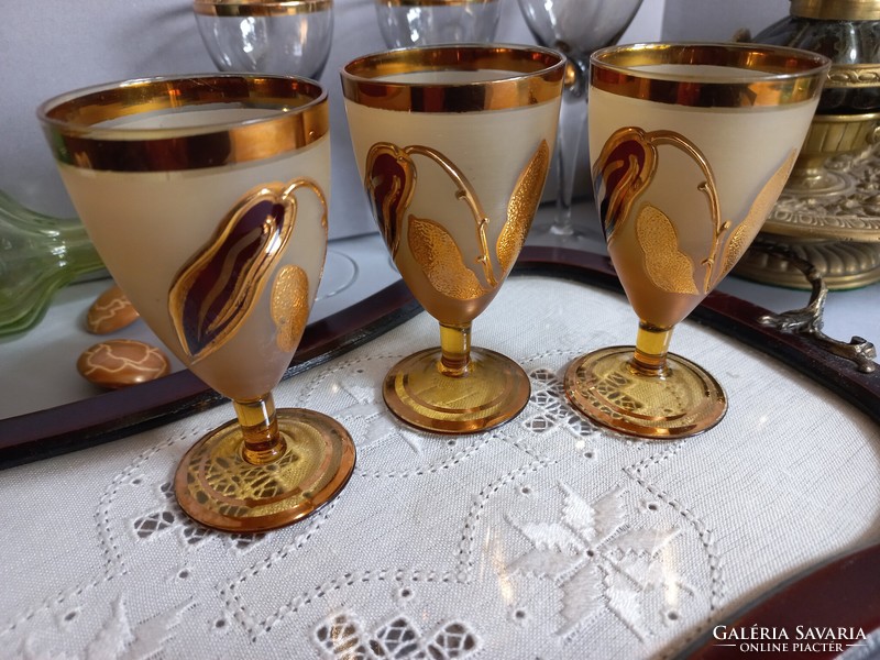 Murano velencei borostyán színű likőrös pohár,  24 kr. arannyal díszített