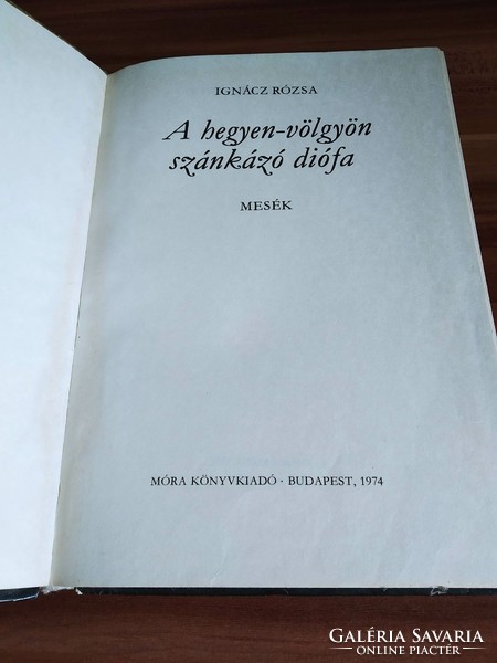 Mesekönyv, Ignácz Rózsa: A hegyen-völgyön szánkózó diófa, 1974