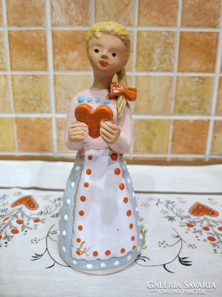 Lúria Vilma ceramic little girl with a heart