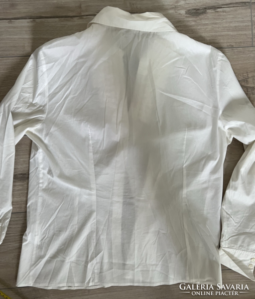 White long-sleeved blouse with pockets
