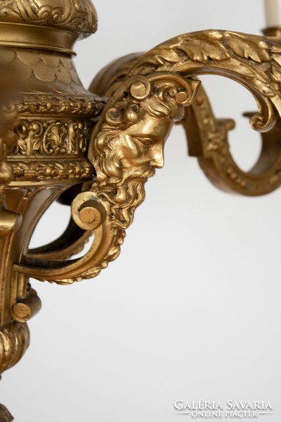Aranyozott bronz csillár plasztikus fejekkel díszítve