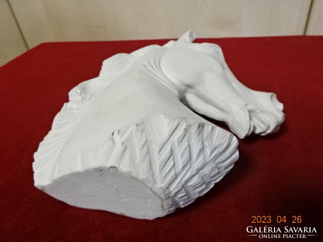 Gipsz figurális szobor, sörényes lófej, magassága 18,5 cm. Jókai.