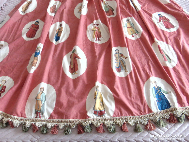 Curtain lined with a special pattern + 2 round tablecloths
