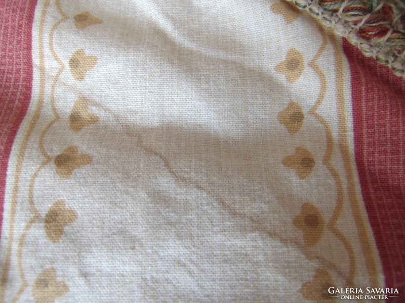 Curtain lined with a special pattern + 2 round tablecloths