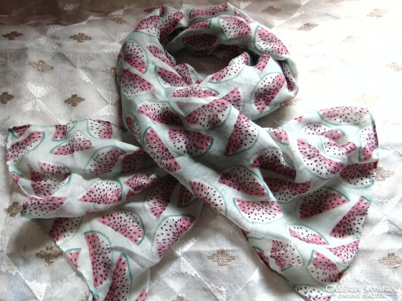 Scarf with melon pattern